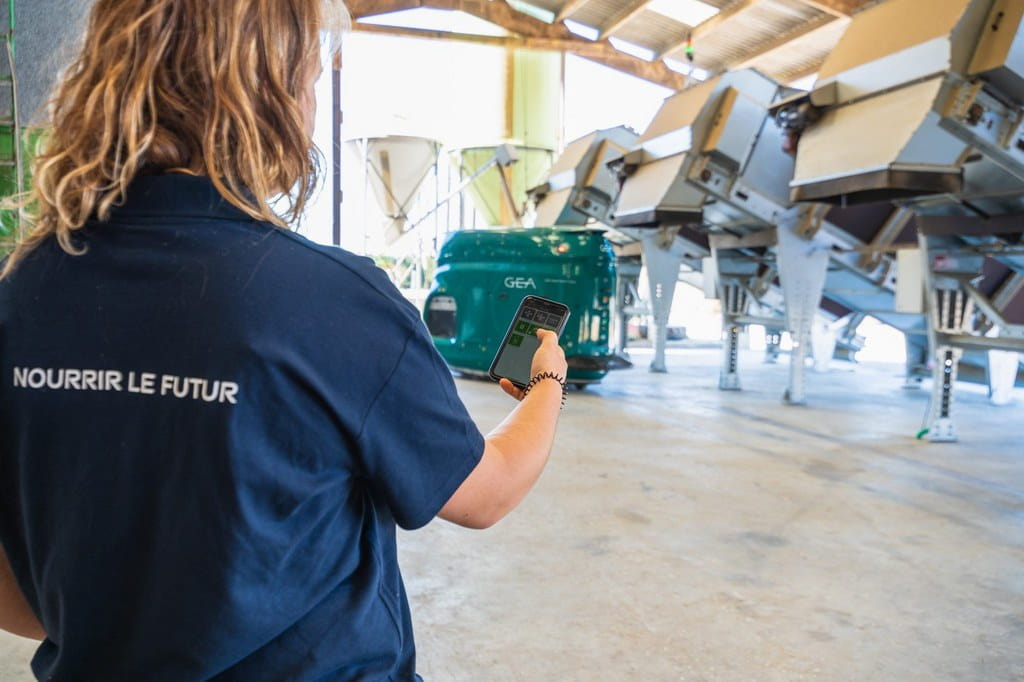 GEA DairyFeed F4500 en action — SCEA Poussier